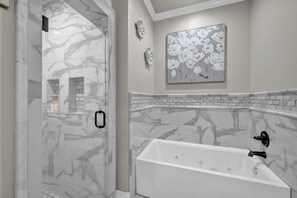 Haartrockner, Handtücher, Seife, Toilettenpapier