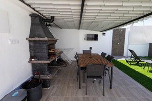 Outdoor dining - Holiday Home 'Dos Avós' with Private Pool, Wi-Fi, and Air Conditioning (Santa Eulália)