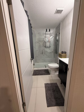 Dusche, Haartrockner, Handtücher, Seife