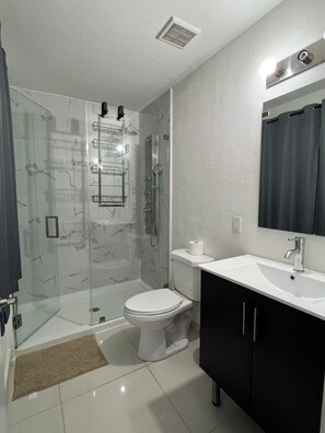 Dusche, Handtücher, Toilettenpapier