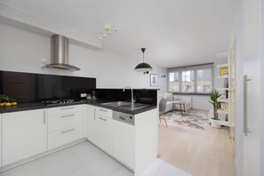 Fridge, oven, stovetop, dishwasher