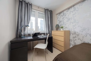 1 habitación, escritorio, tabla de planchar con plancha y cuna de viaje 