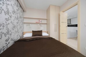 1 dormitori, escriptori i planxa i posts de planxar