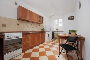Réfrigérateur, four à micro-ondes, un four, surface de cuisson