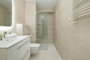 Een douche, een haardroger, handdoeken, shampoo