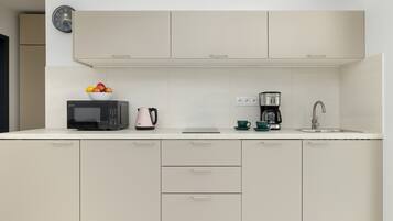 Réfrigérateur, micro-ondes, four, plaque de cuisson