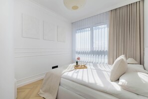 2 slaapkamers, een bureau, een strijkplank/strijkijzer, reisbedje