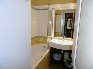 Bathroom - 90m from shops, 1st floor, balcony, tv, 43m², La Plagne (La Plagne)