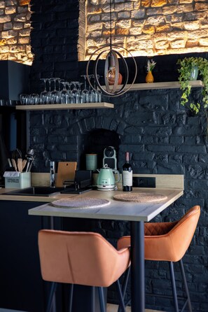 Réfrigérateur, micro-ondes, four, plaque de cuisson