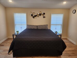 4 slaapkamers, een bureau, een strijkplank/strijkijzer, gratis wifi