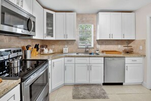 Fridge, microwave, oven, stovetop - Southern Comfort - For 6 Guests (Delray Beach)