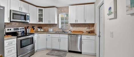 冷蔵庫、電子レンジ、オーブン、コンロ