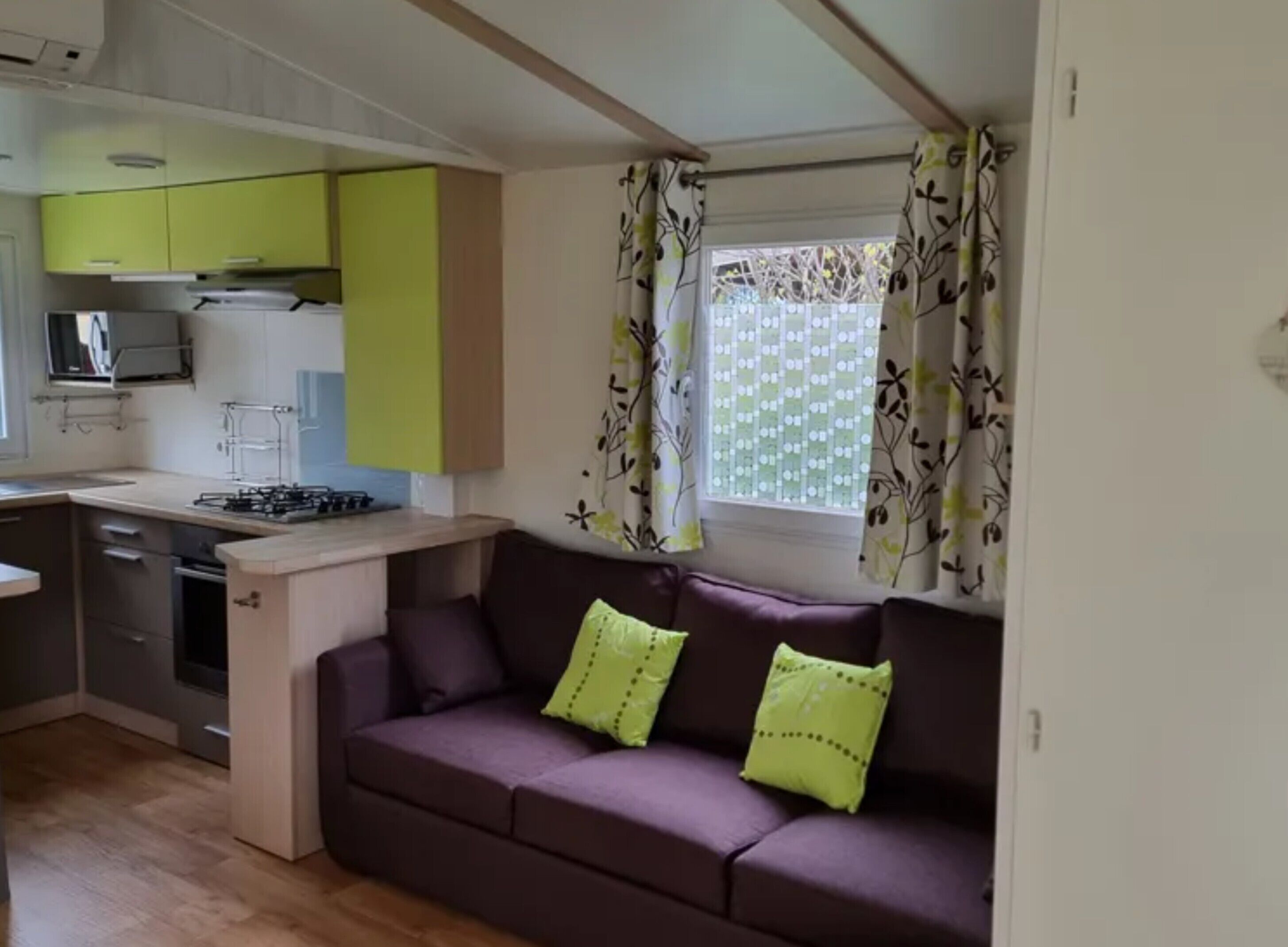 冷蔵庫、電子レンジ、オーブン、コンロ