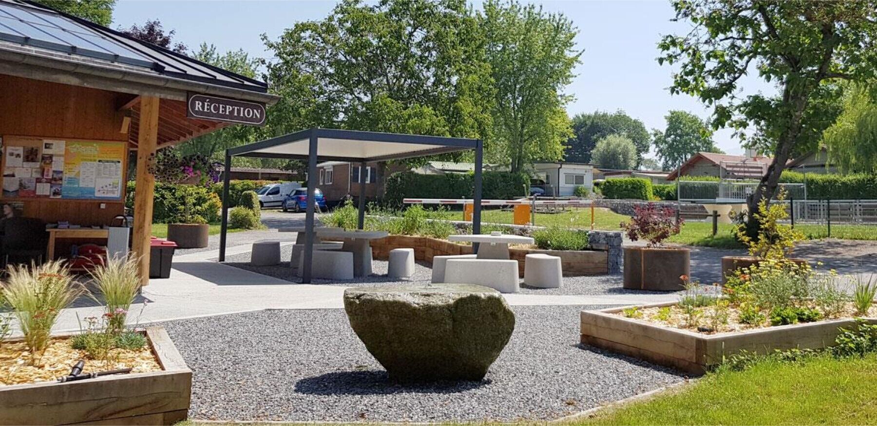 屋外ダイニングエリア