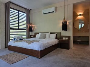 2 bedrooms, iron/ironing board, WiFi