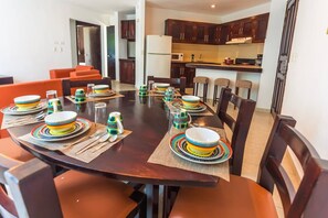 Dining - Private & spacious 2 bedroom apartment in Cancun. (Cancún)