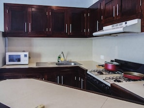 Fridge, microwave, oven, coffee/tea maker