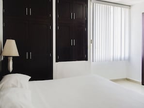 2 bedrooms, iron/ironing board, WiFi