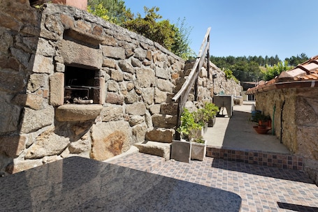 Terrace/patio. Holiday Home '1' with Mountain View, Shared Garden and Wi-Fi