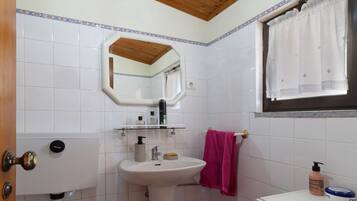 Ducha, secador de pelo, toallas