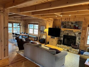 Smart TV, fireplace, books, stereo