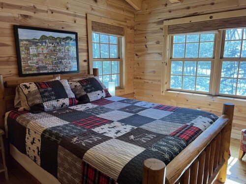 Log Cabin on Serene Goshorn Lake, Minutes From Vibrant Saugatuck & Douglas