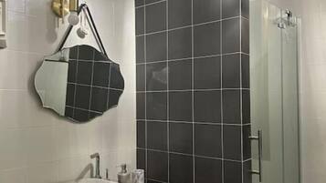 Haartrockner, Bidet, Handtücher, Seife