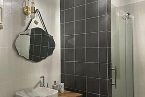 Haartrockner, Bidet, Handtücher, Seife