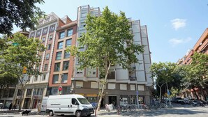 A multi-story building with a ground-floor commercial space, including a supermarket. - 5IND1114 - 1 bedroom apartment (Barcelona)