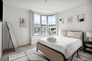 1 dormitorio, escritorio, tabla de planchar con plancha y wifi