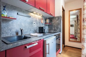 Kühlschrank, Ofen, Herdplatte, Wasserkocher mit Kaffee-/Teezubehör