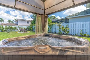 Outdoor spa tub