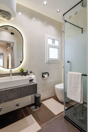 Douche, sèche-cheveux, bidet, serviettes fournies