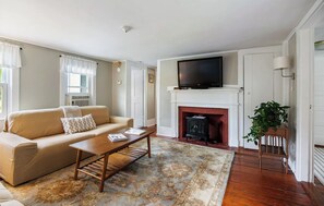 Älytelevisio, kirjoja, tietokoneen näyttö