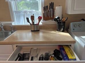 Refrigerador, microondas, horno y cafetera y tetera 
