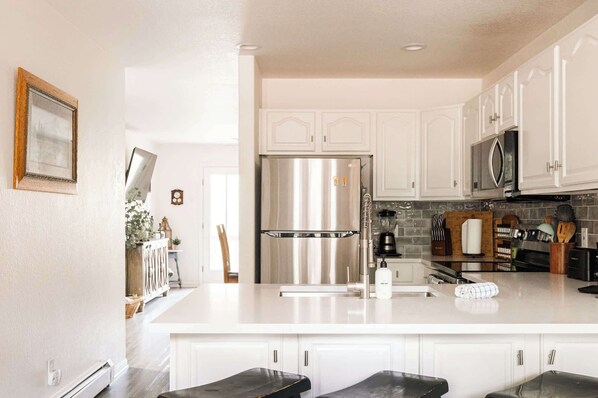 Réfrigérateur, micro-ondes, four, plaque de cuisson