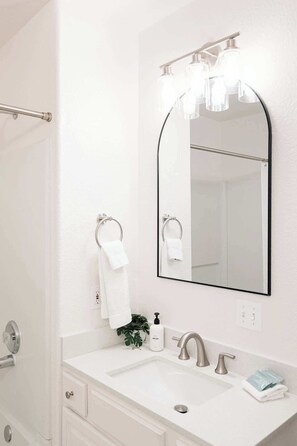 Shower, hair dryer, towels, shampoo - Explore, Relax, Repeat - Riverside Views - Eagle (Eagle)