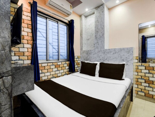 9 bedrooms, WiFi, bed sheets