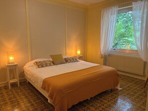5 bedrooms, iron/ironing board, WiFi, bed sheets