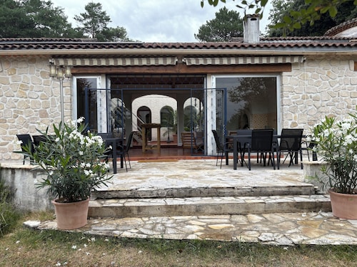 Le moulin à vent, large house for 12 people in Charente with swimming pool.