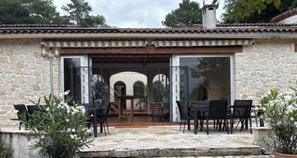 Le moulin à vent, large house for 12 people in Charente with swimming pool.