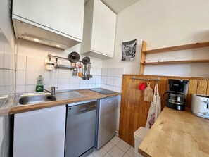 Réfrigérateur, lave-vaisselle, cafetière/bouilloire, grille-pain