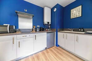 Kühlschrank, Mikrowelle, Wasserkocher mit Kaffee-/Teezubehör, Toaster