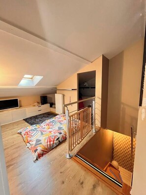 4 habitaciones, escritorio y tabla de planchar con plancha