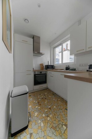 Refrigerador, microondas, horno y cafetera y tetera 