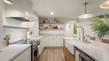 Een koelkast, een microgolfoven, een oven, een kookplaat