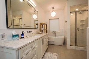 Ducha, secador de pelo y toallas