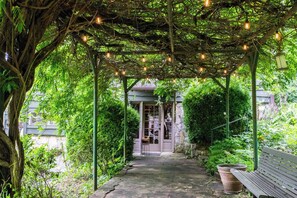 Unclassified image, 4 of 23, button