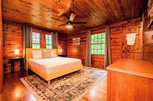 Spacious 6BR Compound w/ Fire Pit | 15 Min to Town