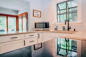 Køleskab, mikrobølgeovn, ovn, kogeplade